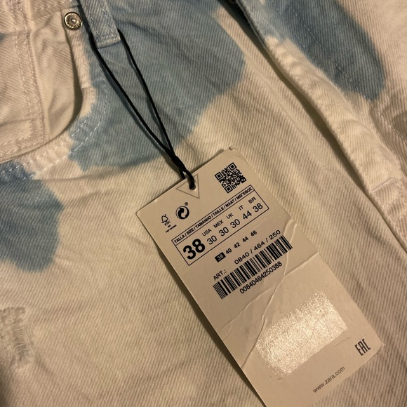 * BRAND NEW * Zara distressed shorts - Picture 2 of 3